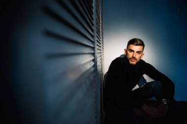 katta oturan genç yakışıklı adam 