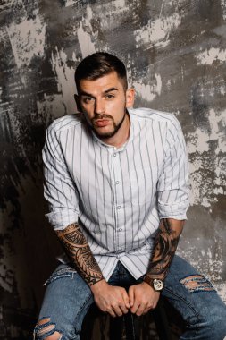 yakışıklı delikanlı duvar arka plan üzerinde poz