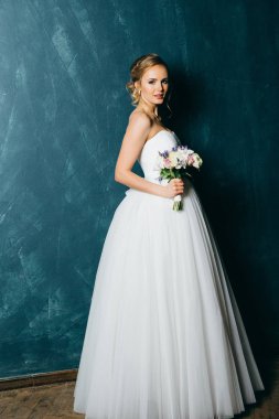 Kapalı poz genç güzel gelin