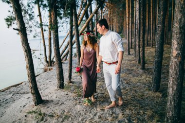 Göl mutlu güzel genç çift