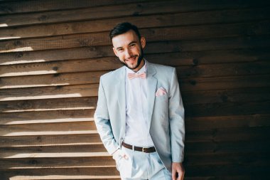 yakışıklı delikanlı kurarak poz 