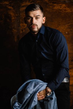 yakışıklı delikanlı kapalı poz