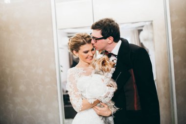 mutlu genç güzel köpek öpüşme ile çift