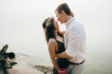 Mutlu güzel genç çift açık havada öpüşme