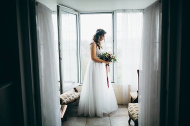 Kapalı poz genç güzel gelin