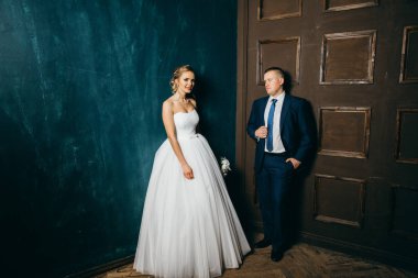 genç güzel çift kapalı poz