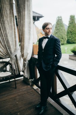 Genç yakışıklı beyaz adam poz 