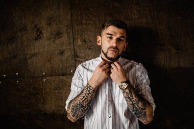 Stüdyoda poz veren genç yakışıklı adam.