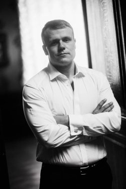 yakışıklı delikanlı kapalı poz