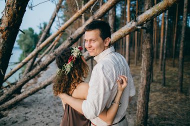 Göl mutlu güzel genç çift