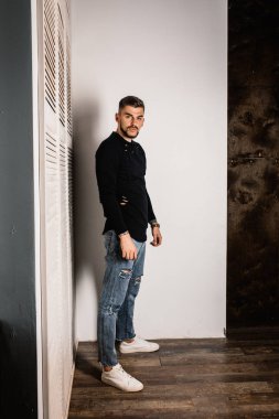 yakışıklı delikanlı kapalı poz