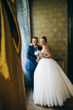 genç güzel çift kapalı poz