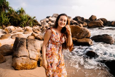 Sahilde poz genç güzel kadın