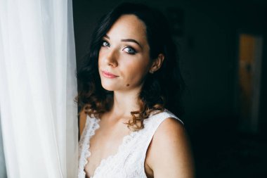 Cam kenarında poz genç güzel gelin 