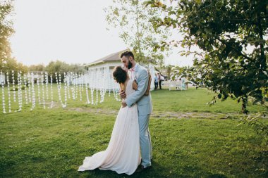 mutlu çift kucaklayan genç yeni evliler