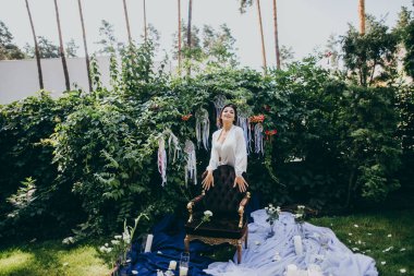 Bahçe içinde sabahları güzel gelin 