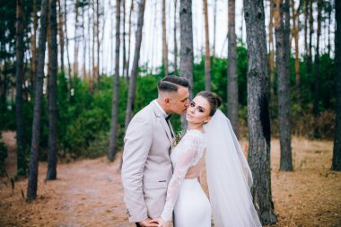  Açık havada öpüşme yeni evli genç çift