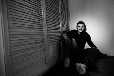 katta oturan genç yakışıklı adam 