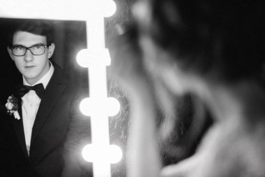 mutlu genç güzel çift poz 