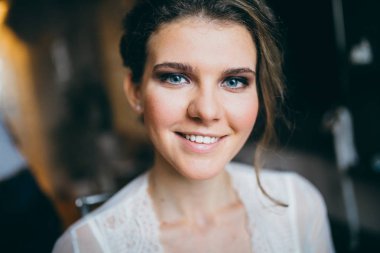 Kapalı poz genç güzel gelin