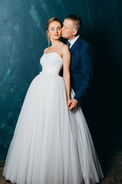 genç güzel çift kapalı poz