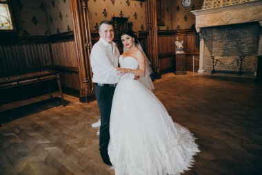 Yeni evliler kucaklayan genç güzel birkaç mutlu