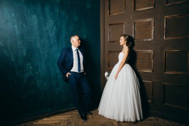 genç güzel çift kapalı poz