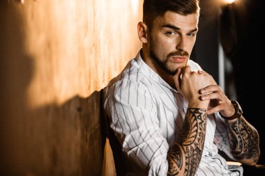 Stüdyoda poz veren genç yakışıklı adam.