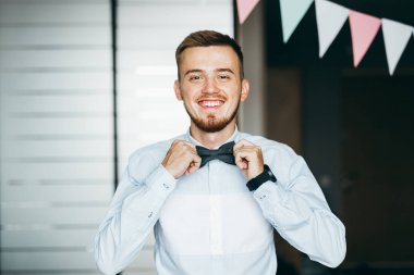 Genç yakışıklı beyaz adam poz 