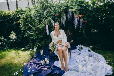 Bahçe içinde sabahları güzel gelin 