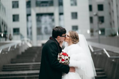 Mutlu genç güzel çift öpüşme 