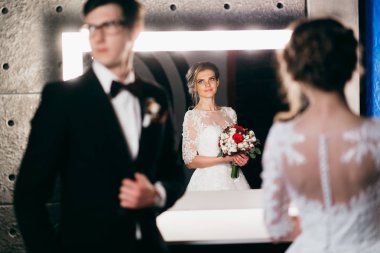 mutlu genç güzel çift poz 