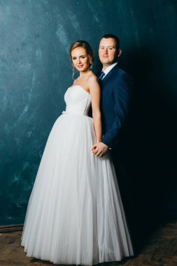 genç güzel çift kapalı poz