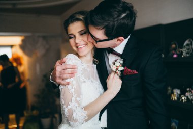 Mutlu genç güzel çift öpüşme 