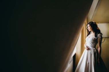 Kapalı poz genç güzel gelin