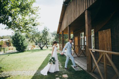 ahşap ev tarafından genç yeni evli mutlu çift