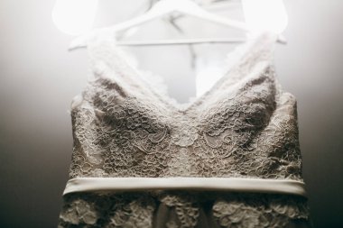 Sabah beyaz gelinlik asılıydı. 