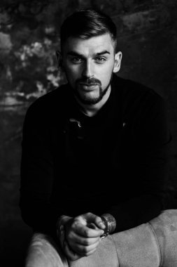 yakışıklı adam moda Studio'da poz