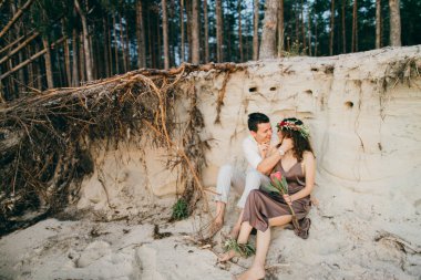 Ormandaki mutlu güzel genç çift