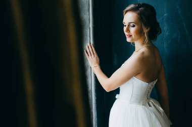 Kapalı poz genç güzel gelin