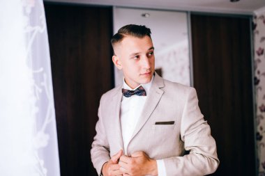 Genç yakışıklı mutlu adam hazırlanıyor