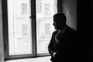 yakışıklı delikanlı kapalı poz