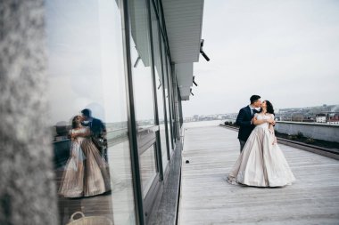 genç çiftin güzel çatı öpüşmeyle yeni evliler 