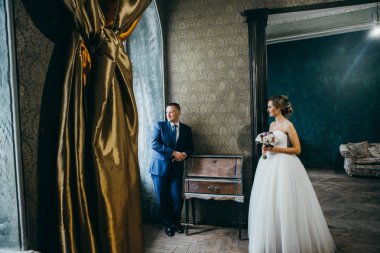 genç güzel çift kapalı poz