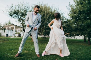 Genç newlyweds dans mutlu çift 