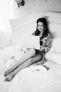 sabah dizüstü bilgisayar kullanan genç güzel kadın 