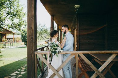 ahşap ev tarafından genç yeni evli mutlu çift