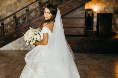 Kapalı poz genç güzel gelin