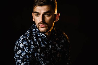 yakışıklı adam moda Studio'da poz