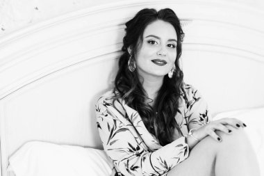 Sabahları Evde Genç güzel kadın